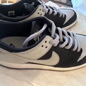 NIKE SB DUNK ZOOM LOW WOLF GREY
854866001 SIZE 10 SUPREME